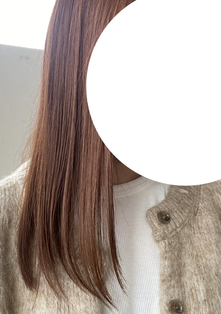 使用後の髪の画像。艶が出ている。