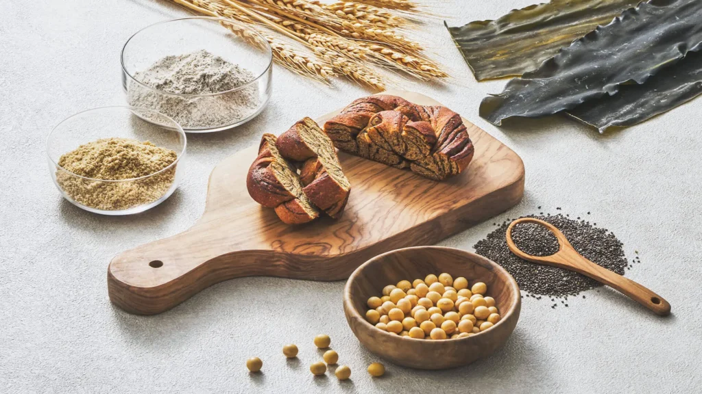 BASE BREADと、昆布・チアシード・大豆などの材料の画像。